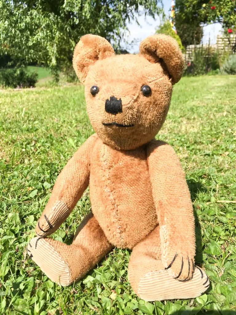Nostalgisches Spielzeug – Teddybär in Gossau Alter Teddybär aus Stoff in der Ausstellung Mein Lieblingsspielzeug