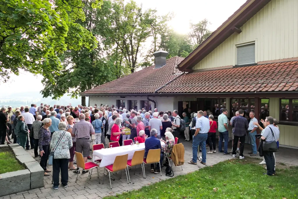 Buchvernissage Jakob Zollinger – Grossaufmarsch in Gossau Buchvernissage Jakob Zollinger mit grossem Publikum in der Festhütte Altrüti