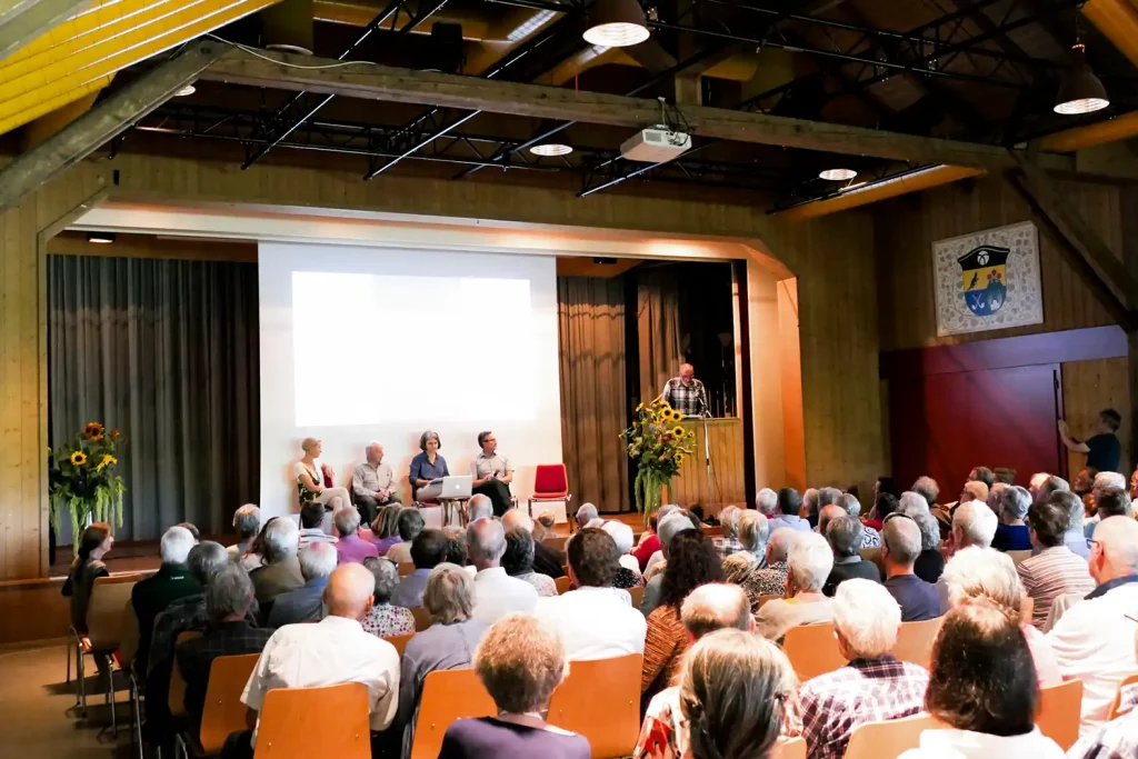 Jakob Zollinger – vom Flarzbueb zum Ehrendoktor Buchvernissage Jakob Zollinger mit grossem Publikum in der Festhütte Altrüti