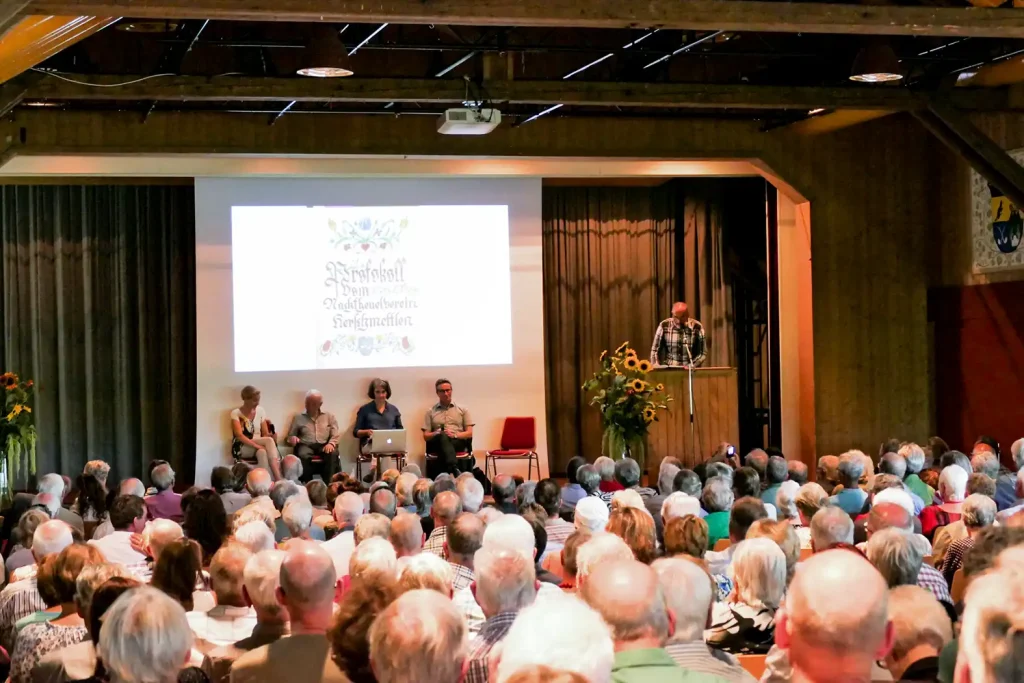 Der Autor liest aus dem Kapitel der Nachtheuel Buchvernissage Jakob Zollinger mit grossem Publikum in der Festhütte Altrüti