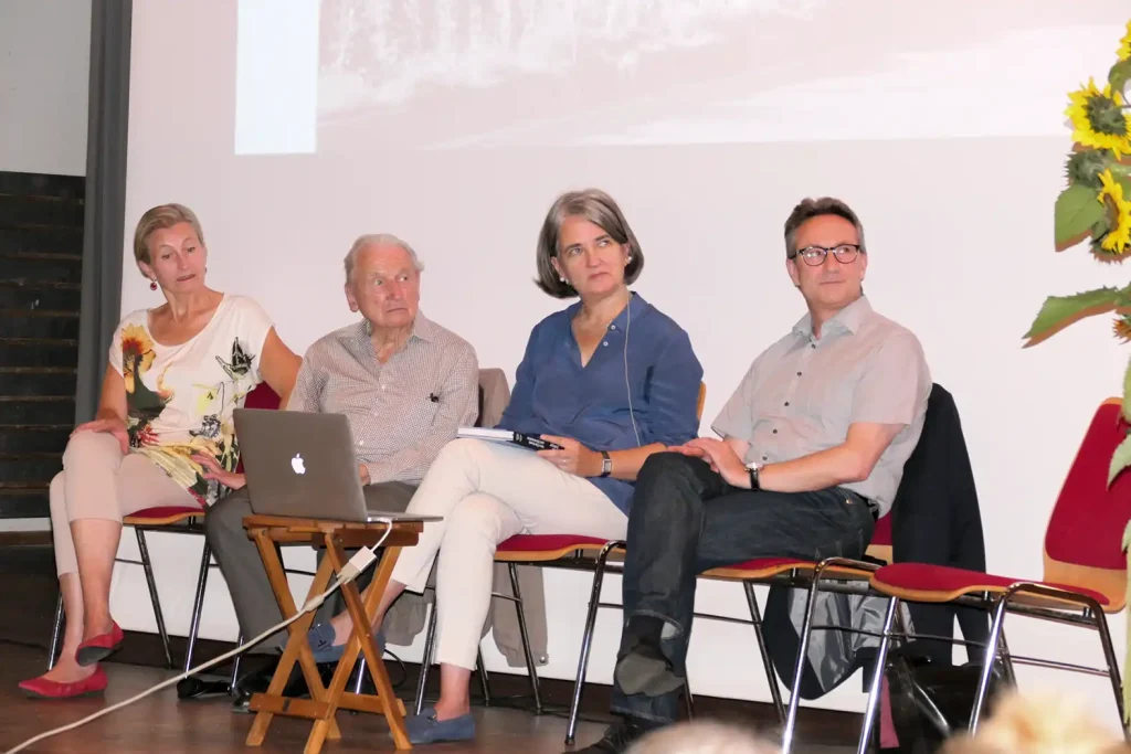 Ernsthafte Gesichter auf dem Podium Buchvernissage Jakob Zollinger mit grossem Publikum in der Festhütte Altrüti