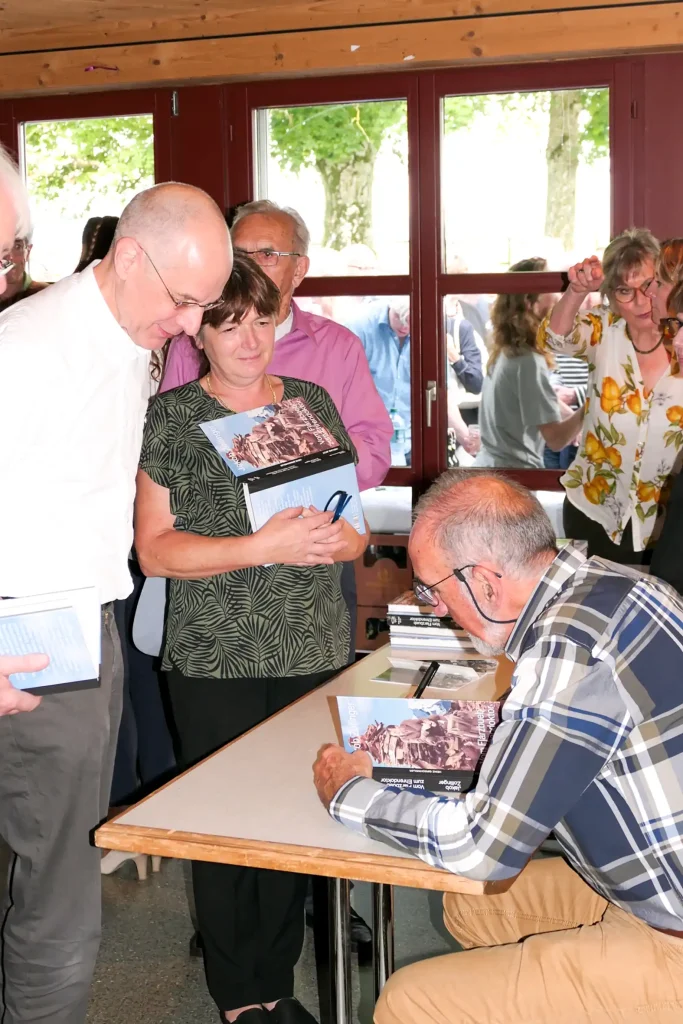 Jakob Zollinger – vom Flarzbueb zum Ehrendoktor Buchvernissage Jakob Zollinger mit grossem Publikum in der Festhütte Altrüti