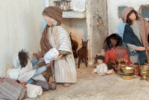 Biblische Krippenfiguren mit Maria, Josef und Jesuskind in der Krippe