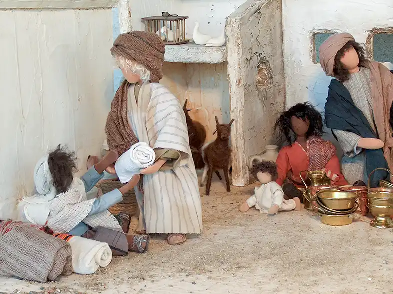 Biblische Krippenfiguren mit Maria, Josef und Jesuskind in der Krippe