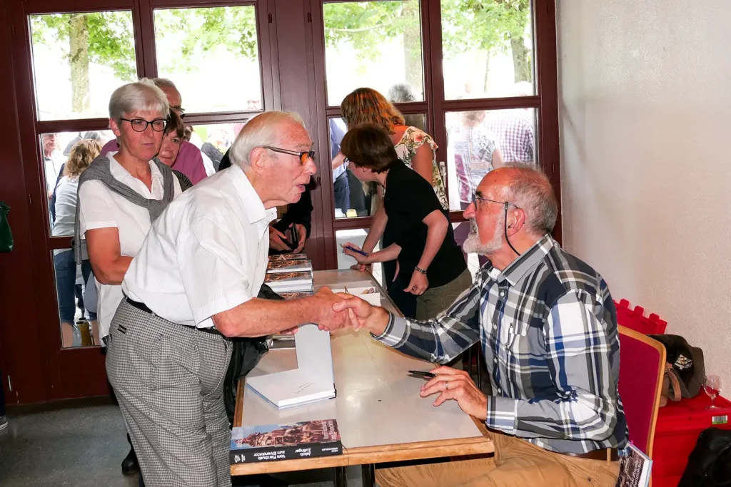 Buchvernissage Jakob Zollinger mit grossem Publikum in der Festhütte Altrüti
