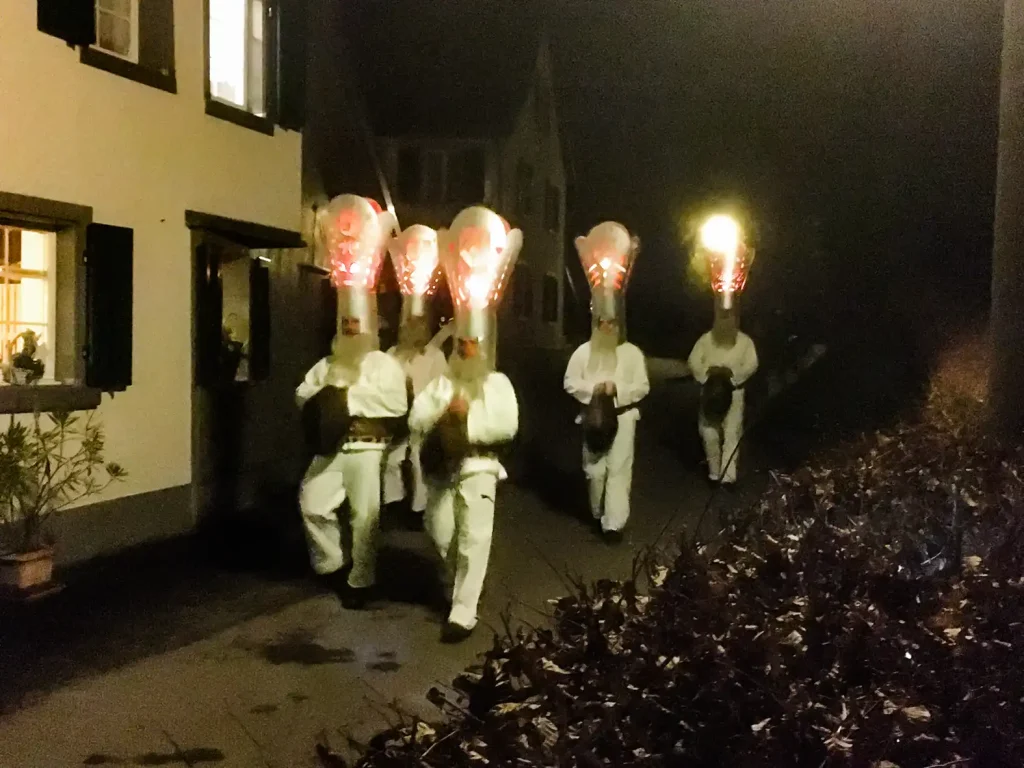 Traditionelle Silvester-Chläuse mit Masken und Schellen in Gossau