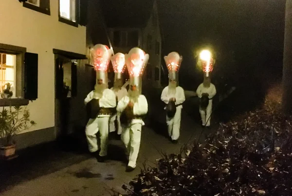 Traditionelle Silvester-Chläuse mit Masken und Schellen in Gossau