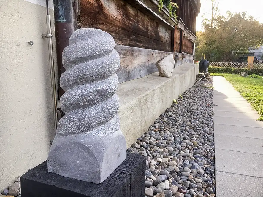 Kunst aus Stein und Holz – Ausstellung im Dürstelerhaus Gossau Steinskulpturen und Holzfiguren im Dürstelerhaus Gossau