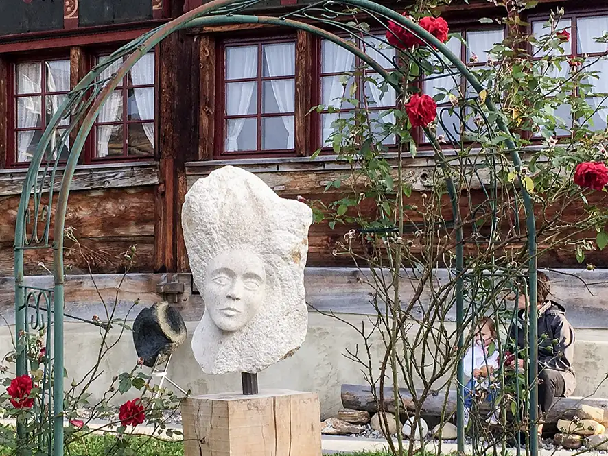 Kunst aus Stein und Holz – Ausstellung im Dürstelerhaus Gossau Steinskulpturen und Holzfiguren im Dürstelerhaus Gossau