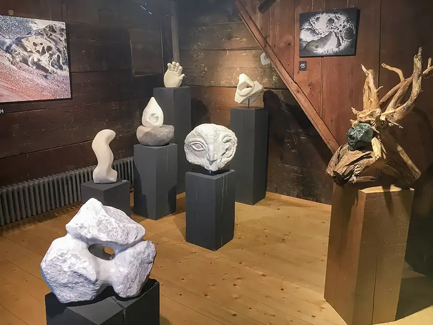 Stein und Holz Skulpturen – Kunst im Dürstelerhaus Abstrakte und gegenständliche Skulpturen von Ursula und Hugo Löwy