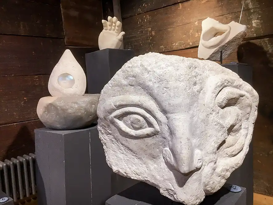 Stein und Holz Skulpturen – Kunst im Dürstelerhaus Abstrakte und gegenständliche Skulpturen von Ursula und Hugo Löwy