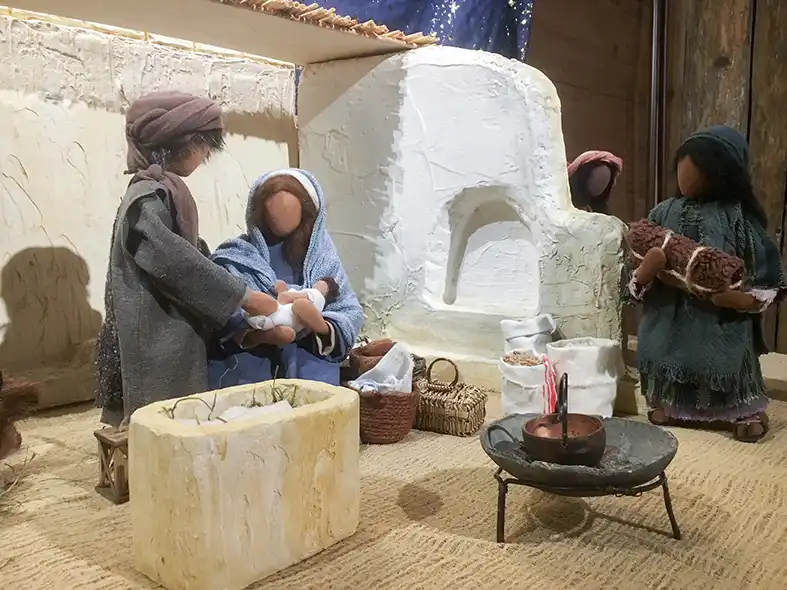 Weihnachtsausstellung Krippenfiguren – Geburt Jesu im Dürstelerhaus Biblische Krippenfiguren mit Maria, Josef und Jesuskind in der Krippe