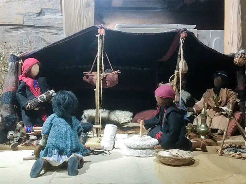 Krippenfiguren erzählen die Weihnachtsgeschichte in Gossau Schwarzenberger Bibelfiguren stellen Szenen der Weihnachtsgeschichte dar