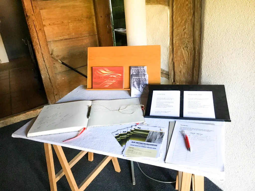 Ausstellung mit abstrakten Malereien und fein gearbeiteten Strukturen