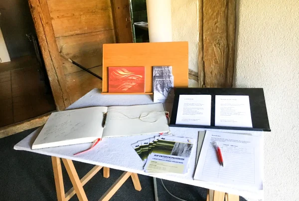 Ausstellung mit abstrakten Malereien und fein gearbeiteten Strukturen