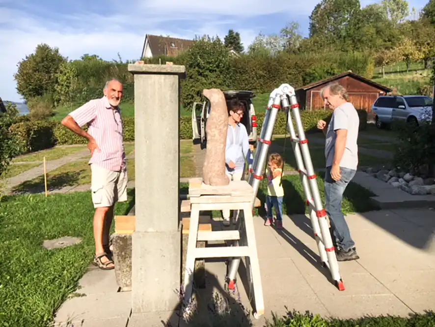 Otter als Wappentier von Gossau geehrt Otter-Skulptur aus rotem Sandstein auf dem Brunnen beim Dürstelerhaus in Gossau