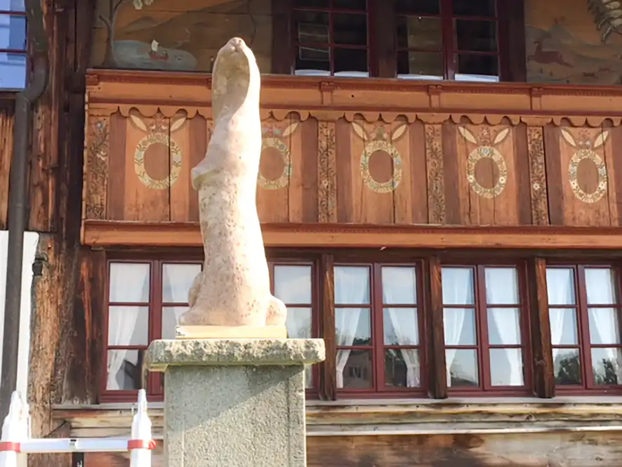 Otter als Wappentier von Gossau geehrt Otter-Skulptur aus rotem Sandstein auf dem Brunnen beim Dürstelerhaus in Gossau