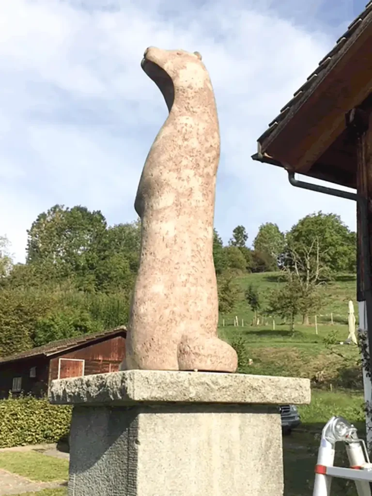 Enthüllung der Brunnenfigur und Einweihung des Kräutergartens Otter-Skulptur wird von Dorfbewohnern vor dem Dürstelerhaus feierlich aufgestellt