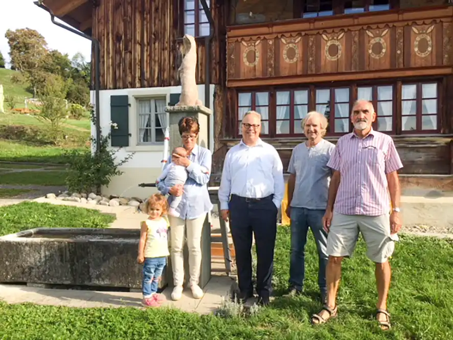Enthüllung der Brunnenfigur und Einweihung des Kräutergartens Otter-Skulptur aus rotem Sandstein auf dem Brunnen beim Dürstelerhaus in Gossau