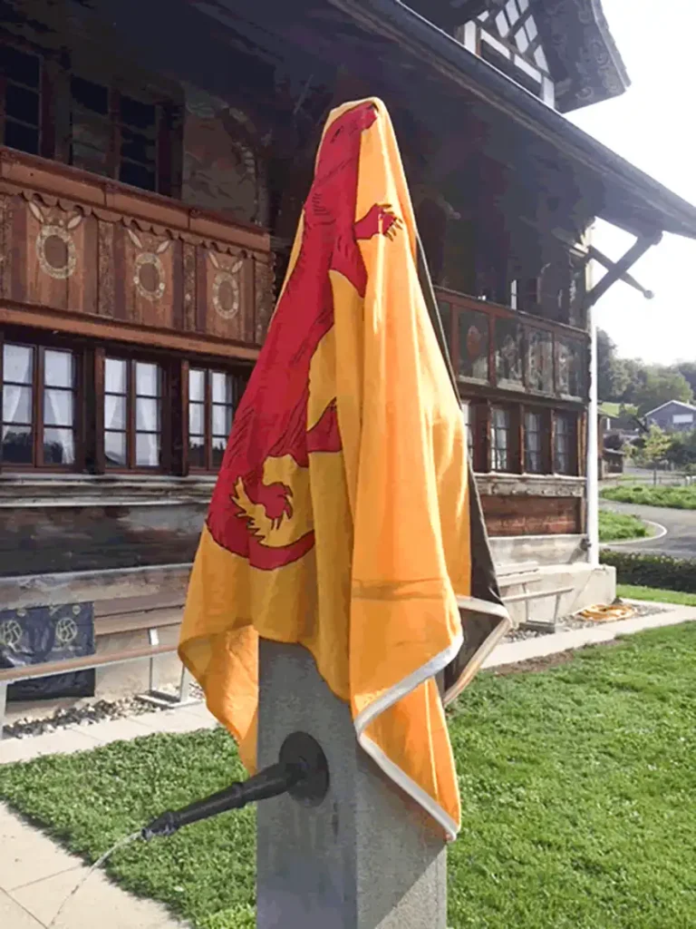 Otter als Wappentier von Gossau geehrt Otter-Skulptur wird von Dorfbewohnern vor dem Dürstelerhaus feierlich aufgestellt