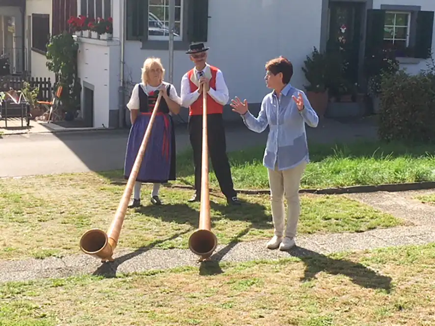 Musikalisches Programm zur Enthüllung der Brunnenfigur Festakt mit Alphorn und Feier zur Einweihung des Kräutergartens am Dürstelerhaus