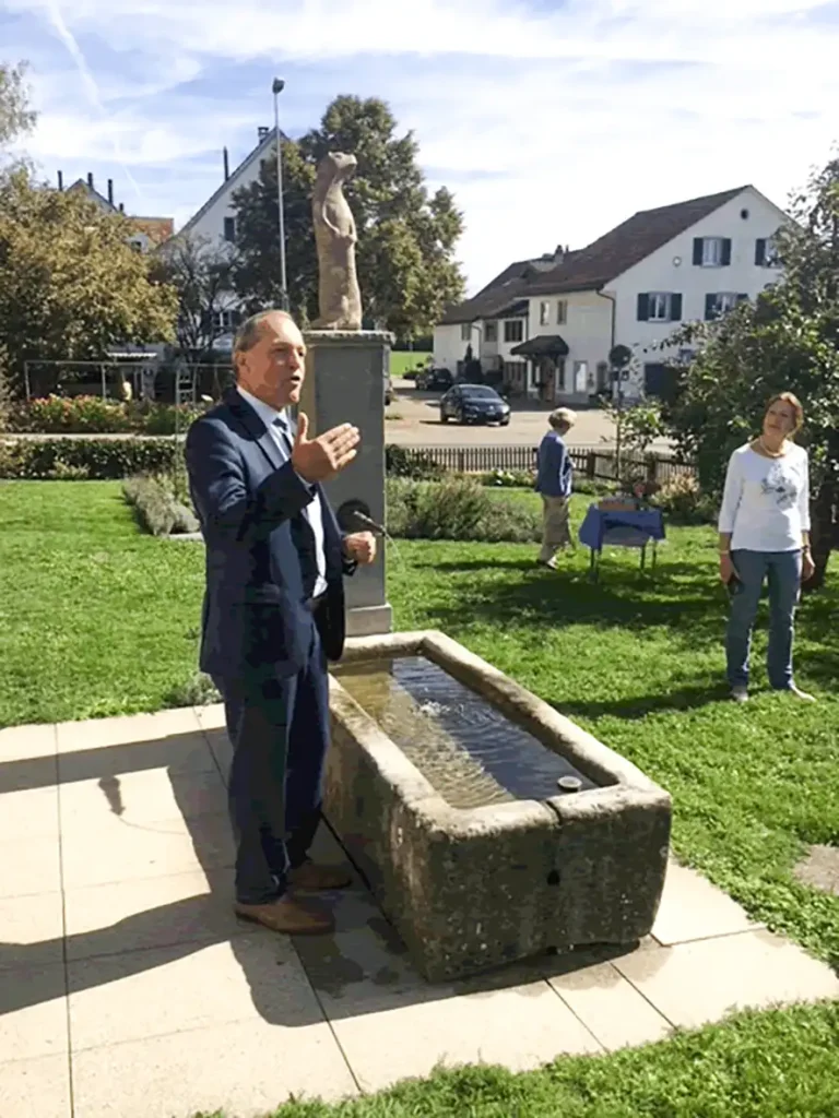 Otter als Wappentier von Gossau geehrt Otter-Skulptur aus rotem Sandstein auf dem Brunnen beim Dürstelerhaus in Gossau