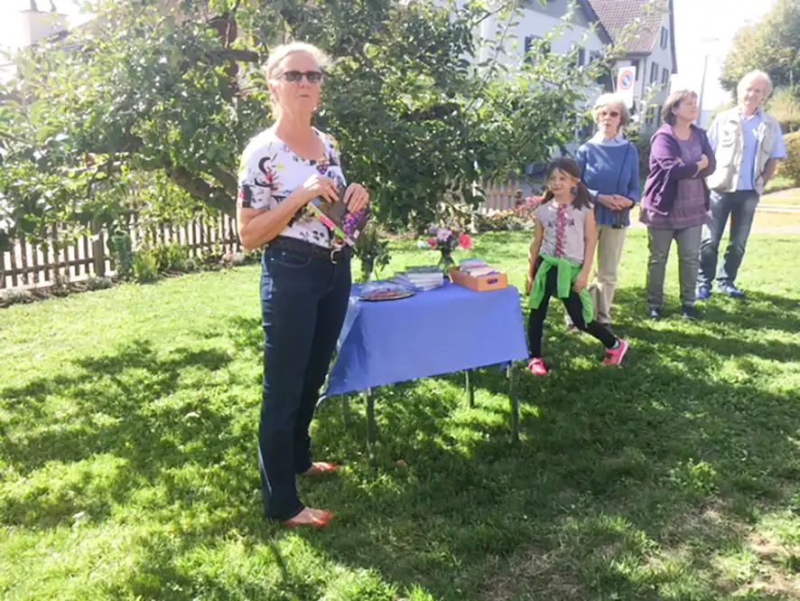 Otter als Wappentier von Gossau geehrt Otter-Skulptur aus rotem Sandstein auf dem Brunnen beim Dürstelerhaus in Gossau