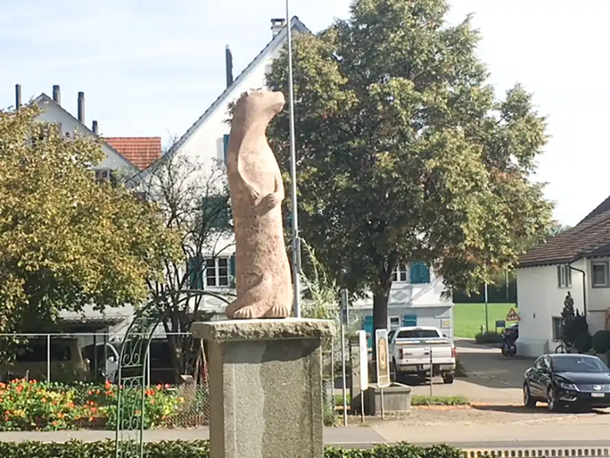 Otter als Wappentier von Gossau geehrt Otter-Skulptur aus rotem Sandstein auf dem Brunnen beim Dürstelerhaus in Gossau