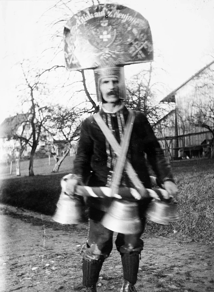 Lebendige Dorftraditionen in Bildern Historische Aufnahme von Gossauer Kindern mit Sensen und Rechen beim Festumzug