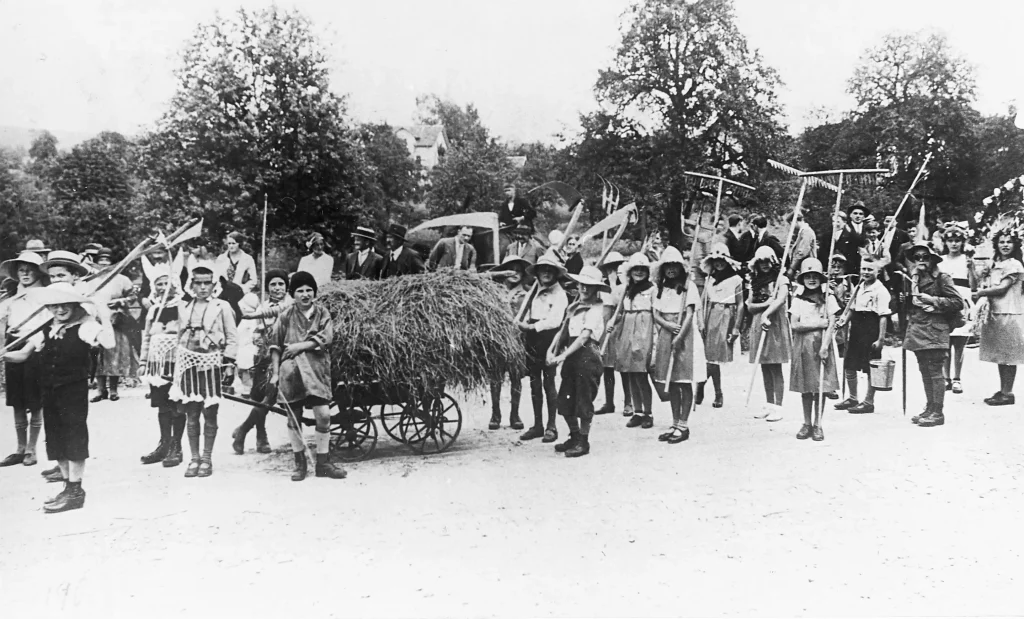 Feste feiern, wie sie fallen – Traditionen in Gossau Kinderumzug mit Heuwagen und Werkzeugen beim Dorffest in Gossau