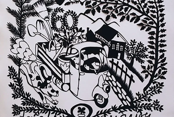 Ausstellung Papierwelten mit Kunstwerken aus Papier – Objekte, Scherenschnitte und Buchskulpturen