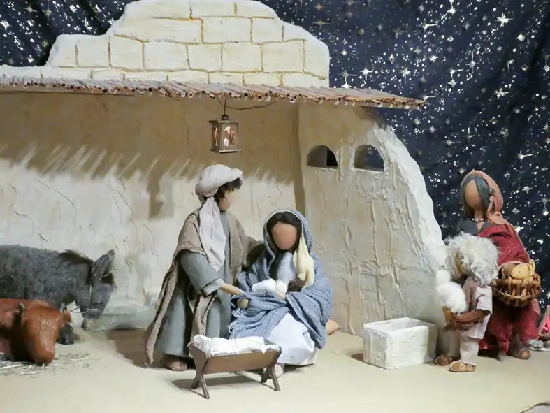 Weihnachtsausstellung Krippenfiguren – Geburt Jesu im Dürstelerhaus Biblische Krippenfiguren mit Maria, Josef und Jesuskind in der Krippe