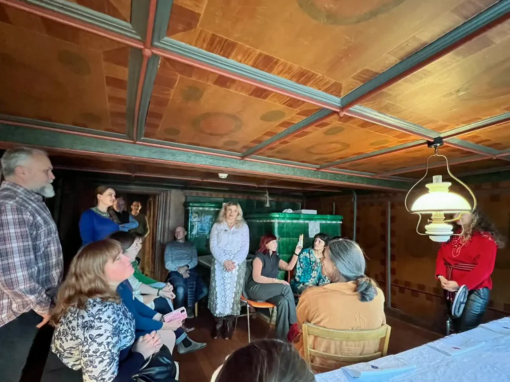 Ukrainische Handwerkskunst im Dürstelerhaus Ukrainische Frauen bestickten Tücher mit regional typischen Mustern