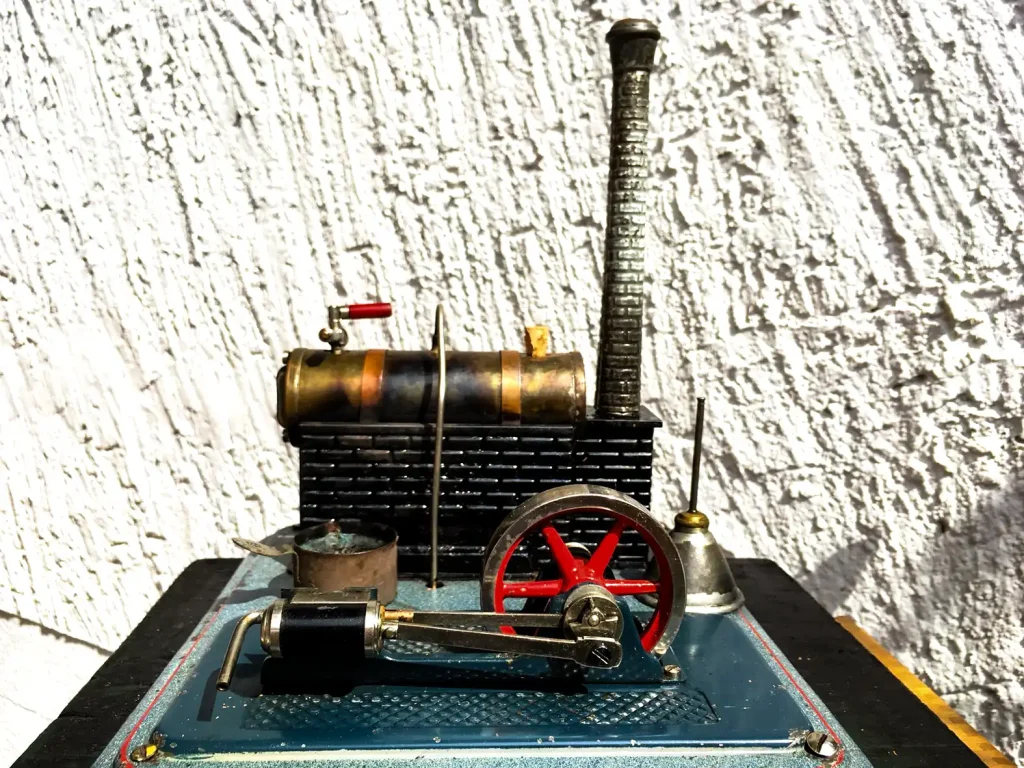 Historische Spielzeuge – Dampfmaschine im Dürstelerhaus Alte Dampfmaschine als Spielzeugmodell in der Ausstellung