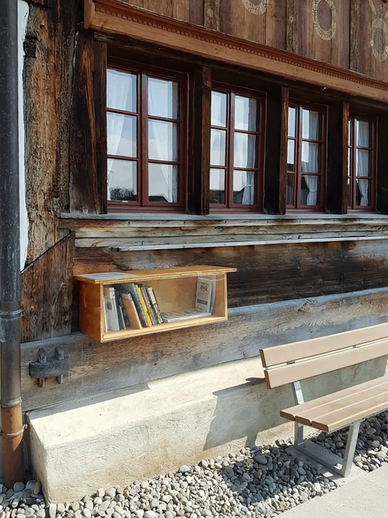 Lesen und Verweilen – Bücherbox am Dürstelerhaus Bücherbox mit Ortsgeschichten und Zollinger-Biografie am Dürstelerhaus