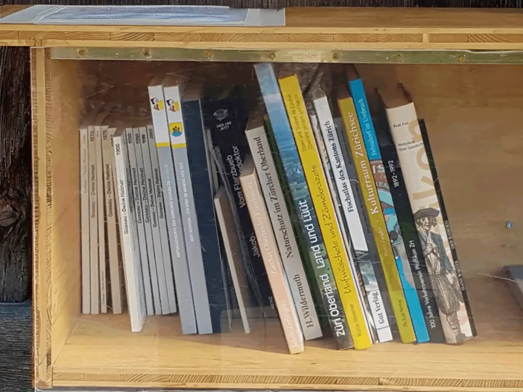 Lesen und Verweilen – Bücherbox am Dürstelerhaus Vor dem Dürstelerhaus lädt eine Bücherbox mit lokalen Schriften und Biografien zum Schmökern in der Herbstsonne ein – frei zugänglich für alle Besucher.
