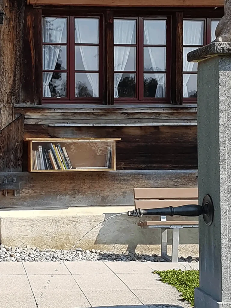 Bücherbox mit regionaler Literatur beim Dürstelerhaus Bücherbox mit Ortsgeschichten und Zollinger-Biografie am Dürstelerhaus
