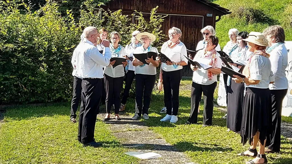 Männerchor Gossau-Ottikon feiert Jubiläumsausstellung Gruppenfoto und Konzert des Männerchors Gossau-Ottikon bei Jubiläumsausstellung
