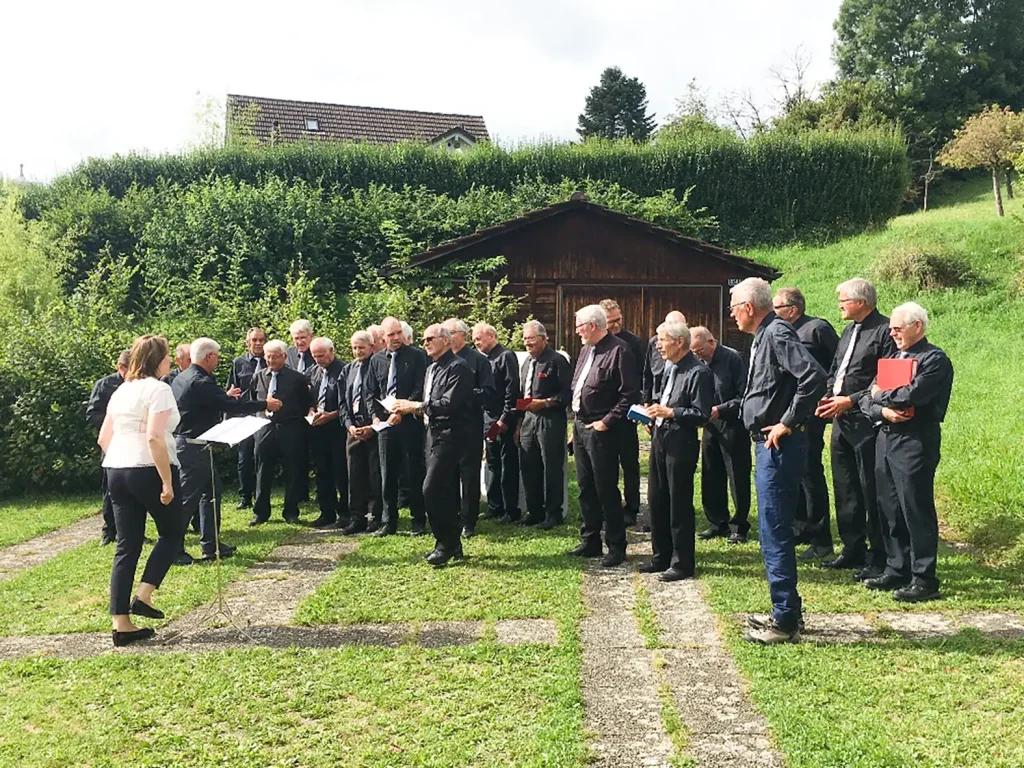 Chorauftritt des Männerchors Gossau-Ottikon vor Publikum im Freien Gesangstradition in Gossau – Männerchor im Dürstelerhaus