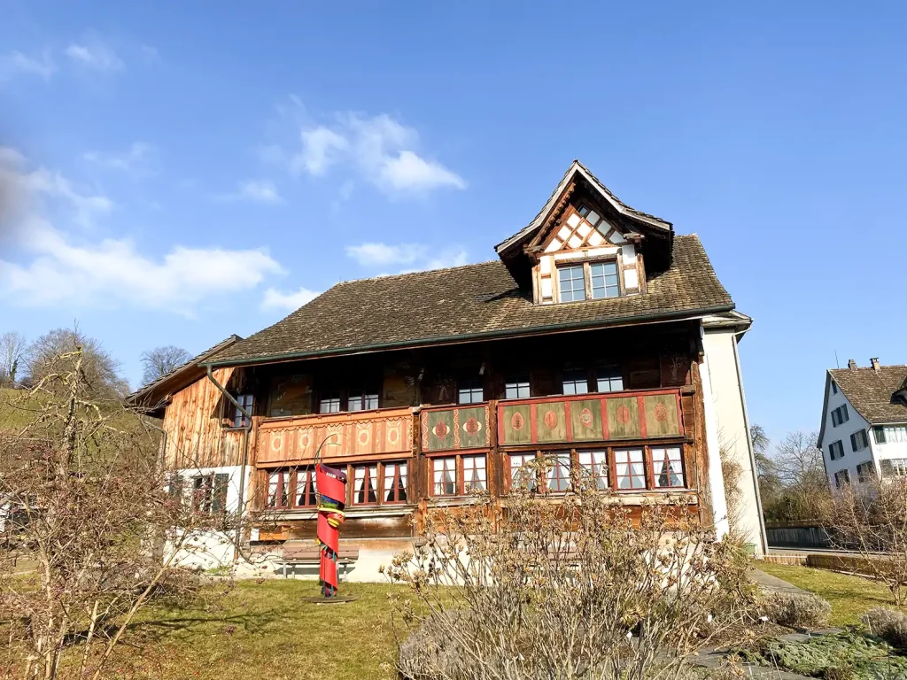 Roberto Lauro – Farbe, Licht und Bewegung Bunte Skulptur von Roberto Lauro vor dem Dürstelerhaus in Gossau