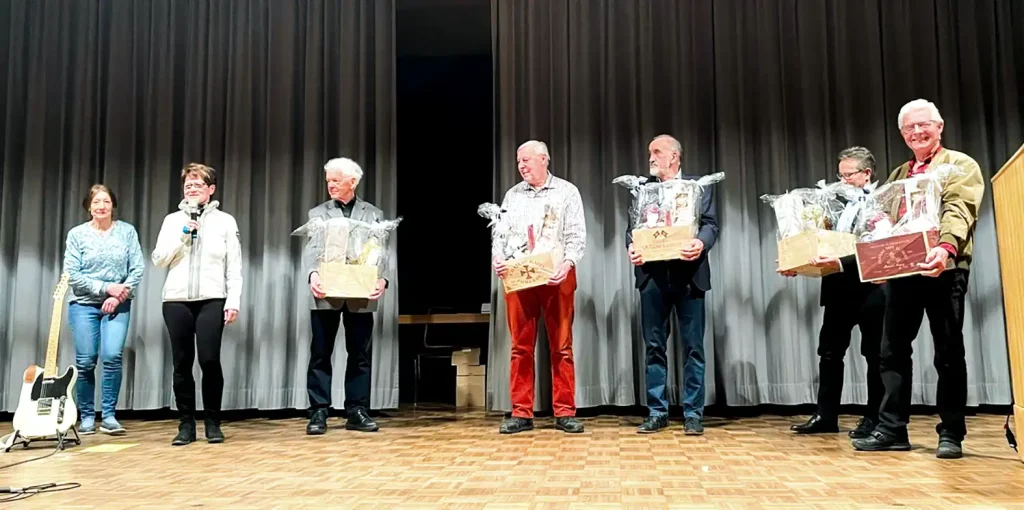 Publikum und Ehrengäste bei der Premiere des letzten Films von Arthur Stocker