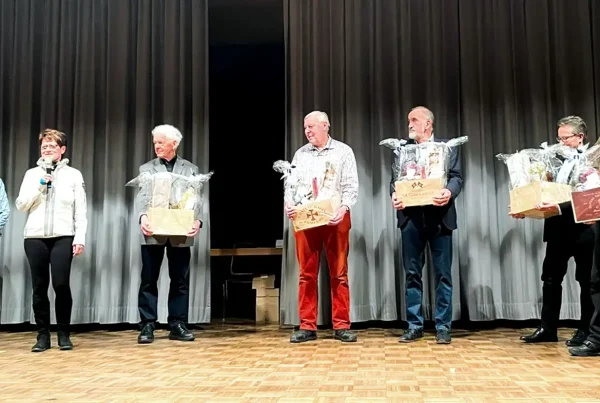 Publikum und Ehrengäste bei der Premiere des letzten Films von Arthur Stocker