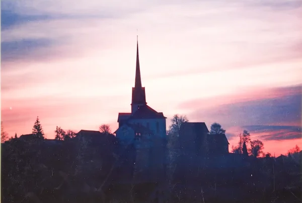 Kirche von Gossau im Sonnenuntergang