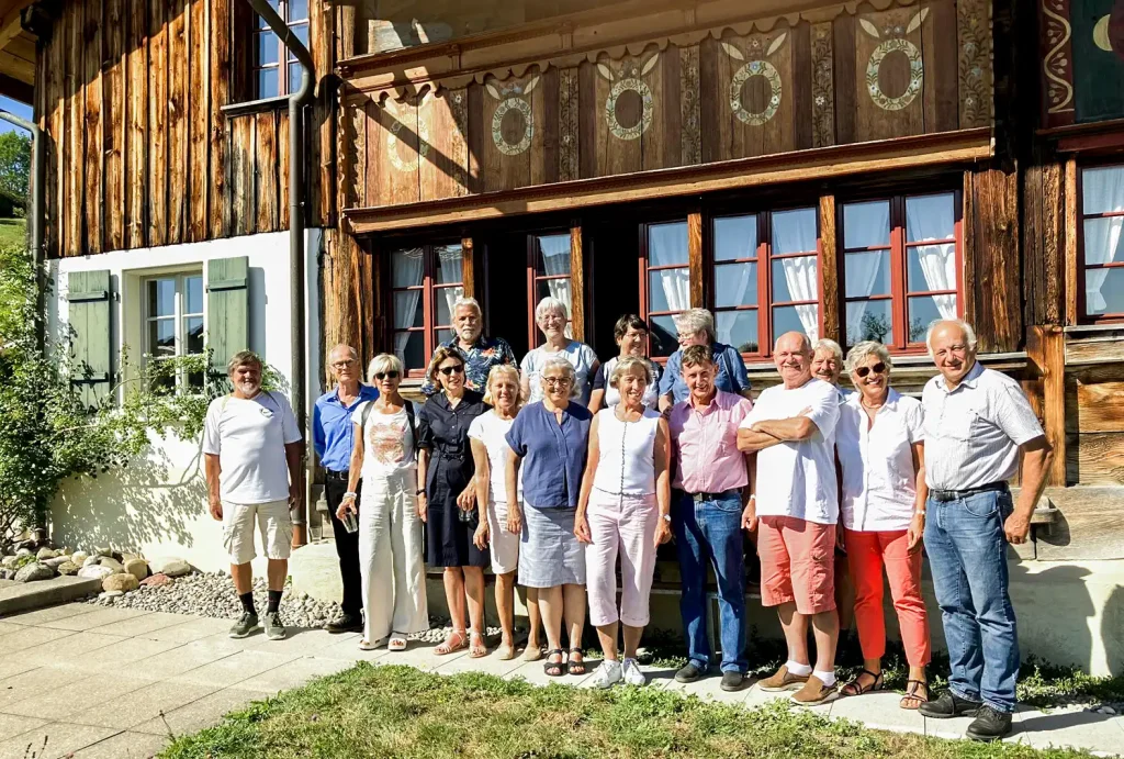 Ehemalige Sekundarschüler beim Klassentreffen vor dem Dürstelerhaus Gossau