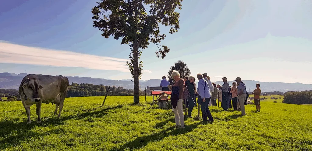 Spaziergang durch Herschmettlen – auf den Spuren von Jakob Zollinger Gruppe beim Spaziergang vor dem Zollinger-Haus in Herschmettlen