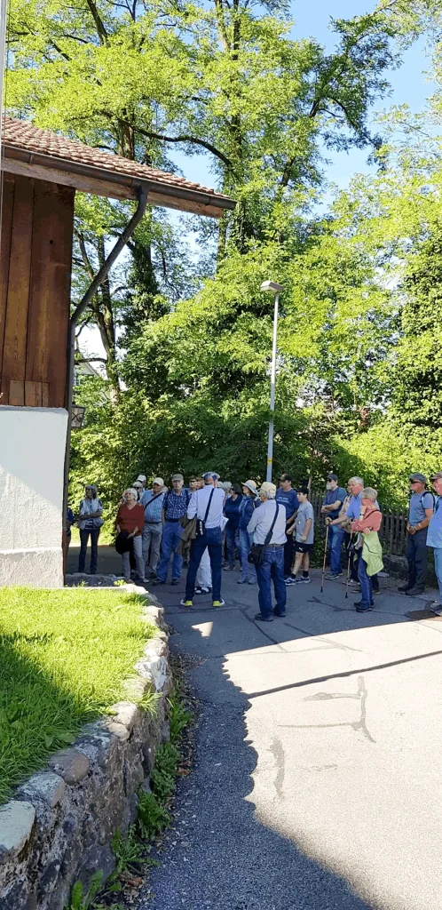 Auf den Spuren Jakob Zollingers – Spaziergang mit Aussicht Teilnehmende des Spaziergangs mit Blick über die Landschaft im Zürcher Oberland