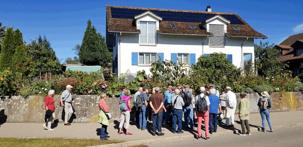 Spaziergang durch Herschmettlen – auf den Spuren von Jakob Zollinger Gruppe beim Spaziergang vor dem Zollinger-Haus in Herschmettlen