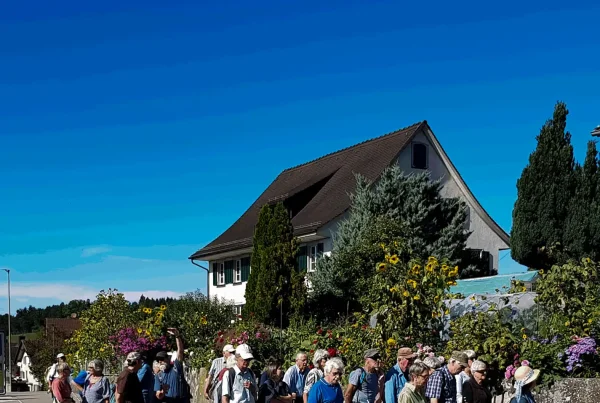 Gruppe beim Spaziergang vor dem Zollinger-Haus in Herschmettlen