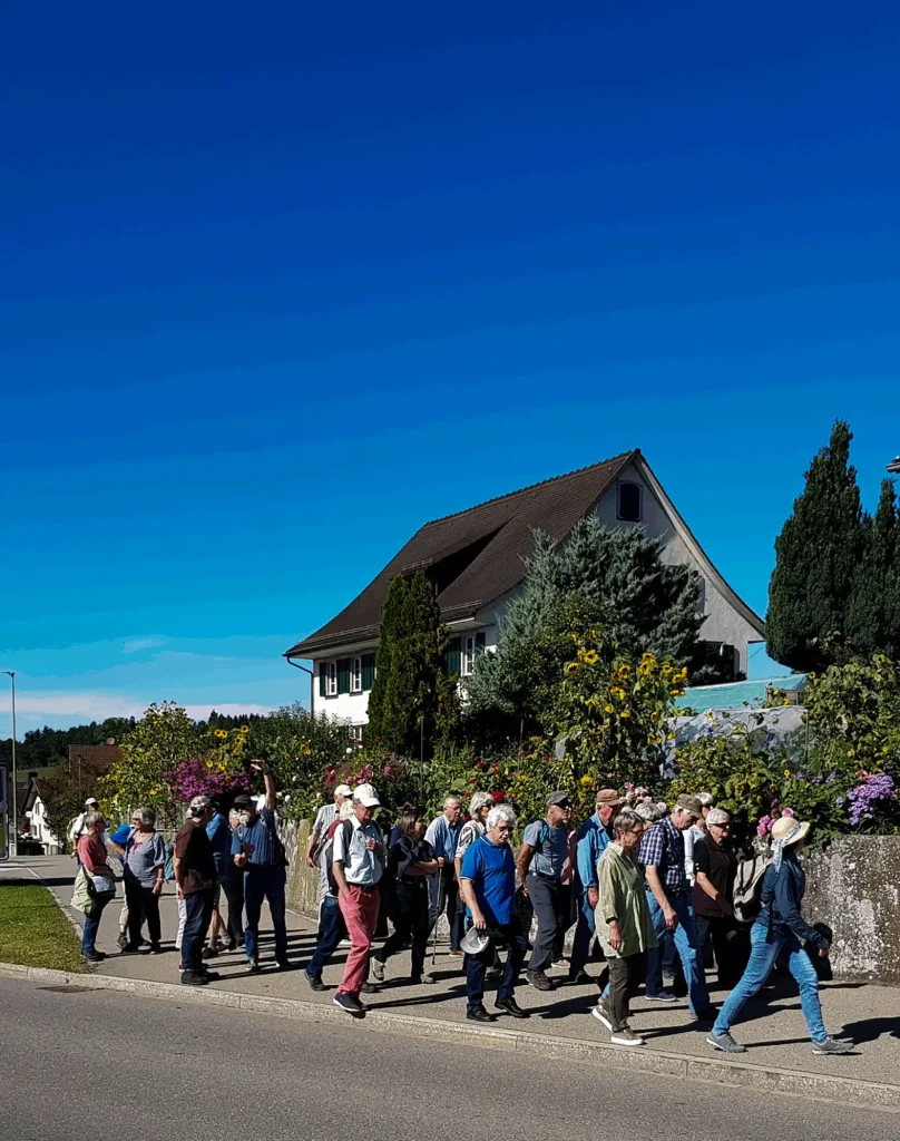 Gruppe beim Spaziergang vor dem Zollinger-Haus in Herschmettlen