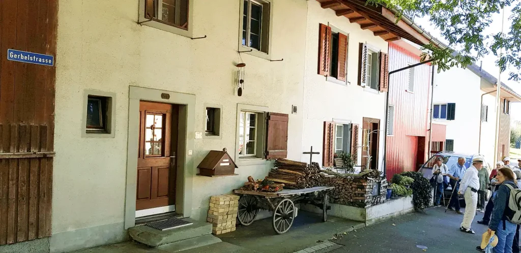 Auf den Spuren Jakob Zollingers – Spaziergang mit Aussicht Teilnehmende des Spaziergangs mit Blick über die Landschaft im Zürcher Oberland